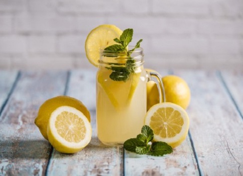 خمسة أسباب “مهمة” تجعلك تشرب عصير الليمون