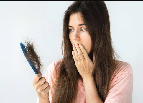 خرافات شائعة حول تساقط الشعر... ما هي الحقيقة؟
