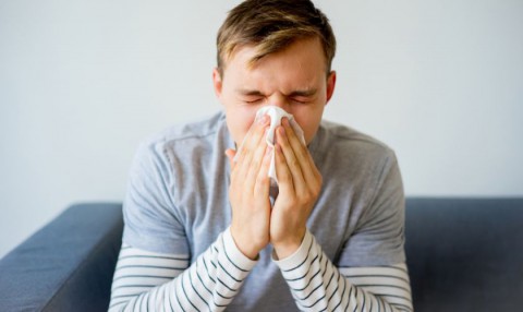 كيفية الوقاية من الأنفلونزا و نزلات البرد....الأنفلونزا مرض شائع ومعدٍ بسهولة وينتج عنه أعراض مثل السعال والعطس وسيلان الأنف.