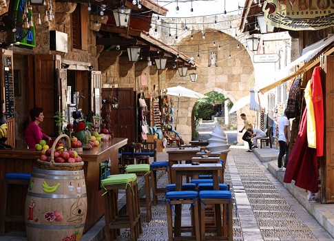 منذ اندلاع الحرب بين إسرائيل وحماس، بدأ السياح يتجنبون زيارة منطقة الشرق الأوسط، ما يشكّل خطرا على قطاع السياحة