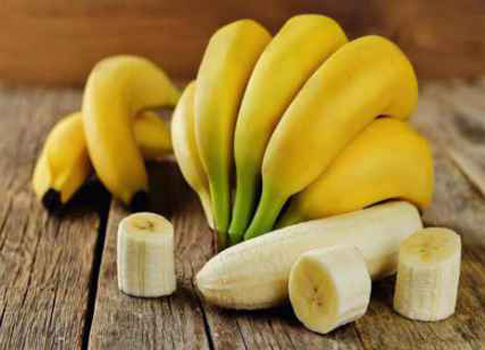 تعتبر فاكهة الموز من اللذيذة والغنية بالعديد من العناصر الغذائية، ولكن هل كنت تعلم أن تناوله يمكن أن يلعب دورًا في خفض ضغط الدم