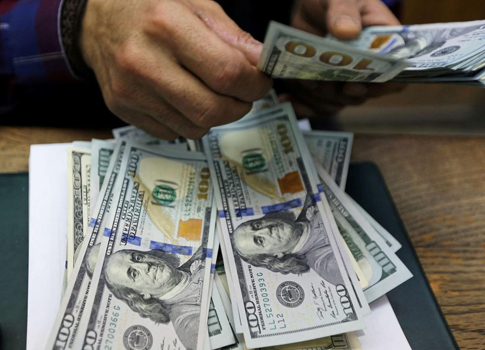 القيود على الدولار تؤرق المصريين الذين يلجأون إلى عدة حلول من بينها فتح حساب مصرفي