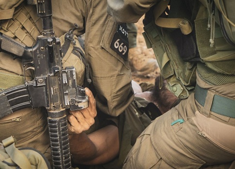 يعاود جيش العدو استنساخ أسلوبه الميداني ذاته في مناطق وسط قطاع غزة وجنوبه: التوغل السريع،