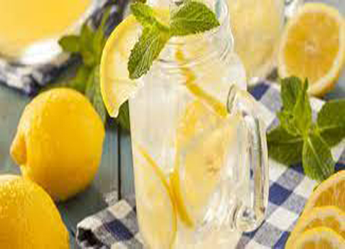 يُعتبر عصير الليمون من المشروبات المفيدة لصحة الجسم، حيث يحمل العديد من الفوائد الصحية،
