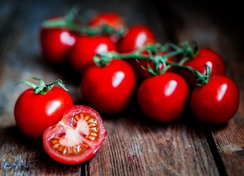 تعتبر الطماطم من الخضروات الغنية بالعناصر الغذائية الضرورية لصحة الجسم بشكل عام