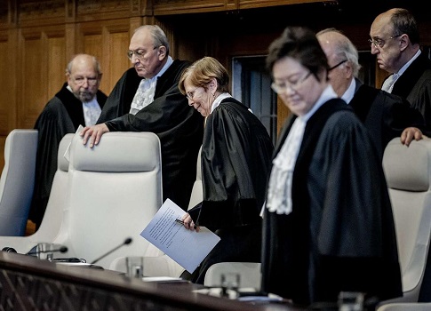 طلبت محكمة العدل الدولية  في قرارها الأولي في شأن الدعوى التي رفعتها جنوب إفريقيا