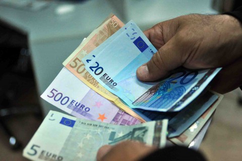 الفجوة في أسعار الصرف في الجزائر: تحدي اقتصادي يتطلب حلاً فوريًا في ساحة قريبة من وسط الجزائر العاصمة،