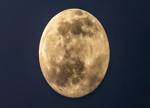 كشفت دراسة حديثة لوكالة "ناسا" الفضائية أن القمر يشهد تقلصا في حجمه