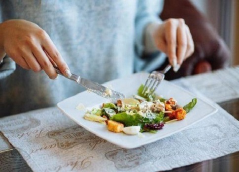 تشير الأبحاث والدراسات إلى أن نوعية تناول  الطعام  وتوقيته يمكن أن يلعب دورًا كبيرًا في صحتنا العامة وجودته