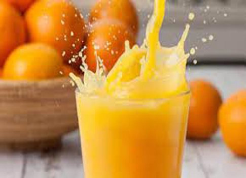 عند كسر الصيام ، يُعتبر الإفطار على كوب من عصير البرتقال أمرًا شائعًا لدى البعض