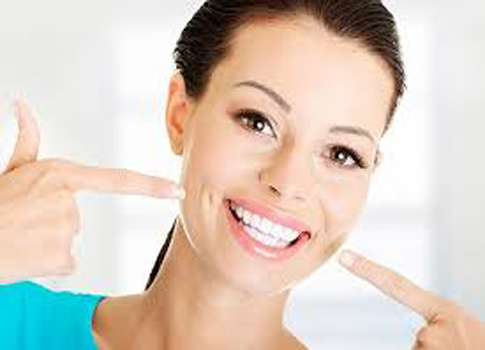 تعتبر الابتسامة البيضاء المشرقة علامة على الشباب والصحة والجمال، ولكن هناك العديد من العوامل