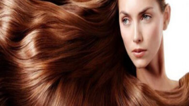 الحصول على شعر كثيف وقوي هو من أهم مقومات الجمال لدى المرأة. إذا كنتِ تبحثين عن حلول طبيعية لتكثيف الشعر