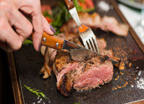 تثير تناول اللحوم بكثرة الكثير من التساؤلات حول تأثيراتها على الصحة، وتحذيرات الأطباء من الإفراط في تناولها تبرز بشكل متزايد.