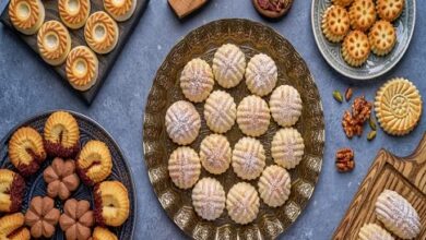 عيد الفطر عادة ما يجلب معه أنواعاً عدة من الحلويات العربية الشهيرة، التي يتصدرها المعمول والكعك