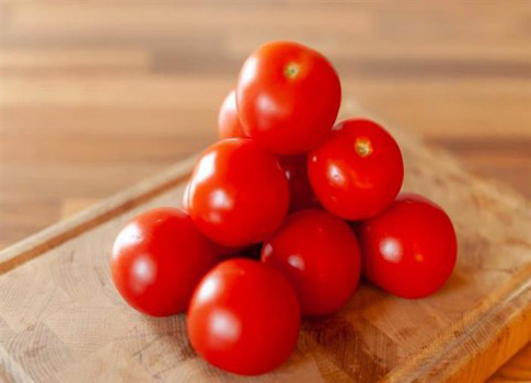 الطماطم هي من بين الخضروات الأساسية التي تجدها في معظم المنازل، حيث تستخدم في تحضير مجموعة متنوعة من الأطعمة،