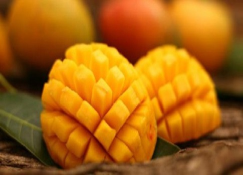 تعتبر المانجو واحدة من أبرز الفواكه الاستوائية التي تحظى بشعبية كبيرة خلال فصل الصيف.