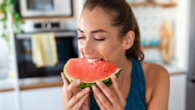 تعتبر البطيخ من الفواكه الصيفية المفيدة لصحة الإنسان نظرًا لاحتوائه على مجموعة متنوعة من العناصر الغذائية ا