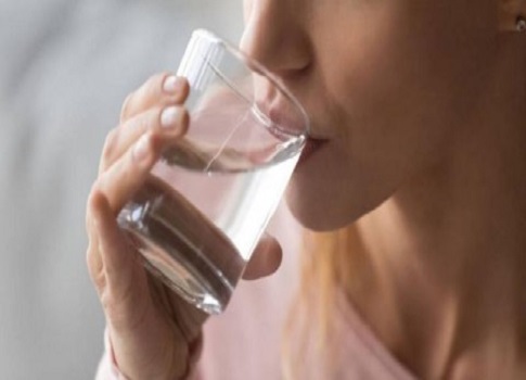 تعدّ العادة الشائعة لشرب الماء مباشرة بعد الوجبات ربما ليست أفضل خيار، وفقًا لنصائح الخبيرة في التغذية كاريشما شاه،