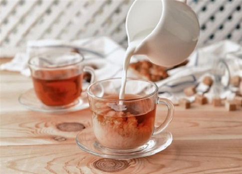 يحتل الشاي بالحليب مكانة مهمة في ثقافة الشرب في الهند، حيث يُعتبر جزءًا أساسيًا من الروتين اليومي للكثيرين