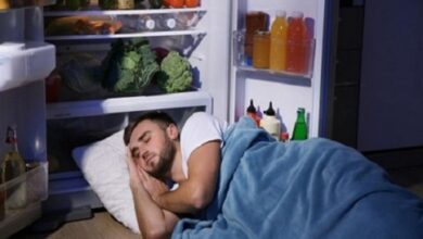هناك بعض الأشخاص الذين يعانون من اضطراب الأكل أثناء النوم، وهو اضطراب نادر يمكن أن يتسبب في ظهور بعض الأعراض المزعجة، وتزداد حدتها مع مرور الوقت.