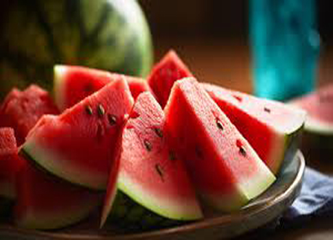 البطيخ من بين الفواكه الصيفية المحببة للكثيرين، فهو يُعتبر مصدرًا ممتازًا للترطيب وخفض درجة حرارة الجسم