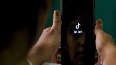 أعلنت تيك توك عن عزمها وضع علامة تلقائية للإشارة إلى أي محتوى مُنشأ بواسطة الذكاء الاصطناعي على منصتها،