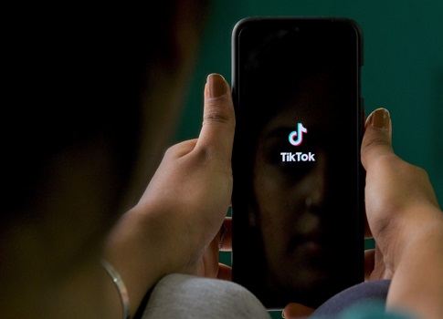 أعلنت تيك توك عن عزمها وضع علامة تلقائية للإشارة إلى أي محتوى مُنشأ بواسطة الذكاء الاصطناعي على منصتها،