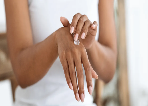 سنعرفك على شكل الإكزيما في اليد والطريقة المناسبة لعلاجها سريعًا والتخلص من هذه المشكلة الجلدية