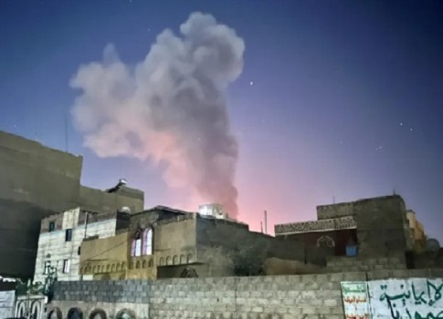 أعلنت جماعة “ أنصار الله” اليمنية، الجمعة، أن الولايات المتحدة وبريطانيا شنتا 5 غارات على محافظة الحديدة الساحلية غرب البلاد.
