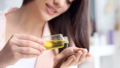 خمسة أخطاء شائعة عند تطبيق الزيت على الشعر. .. مما لا شك، أنك تدركين أهمية الزيوت في العناية بالشعر؛