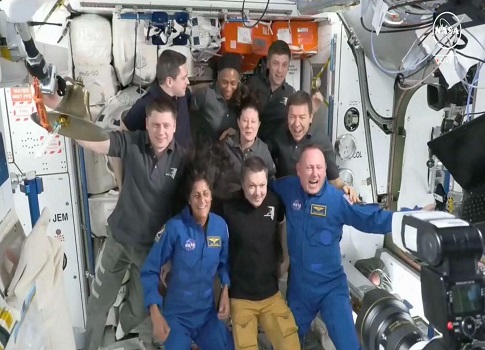 دخل إلى محطة الفضاء الدولية الخميس رائدا فضاء هما الأولان تنقلهما مركبة ستارلاينر التابعة لشركة "بوينغ"،