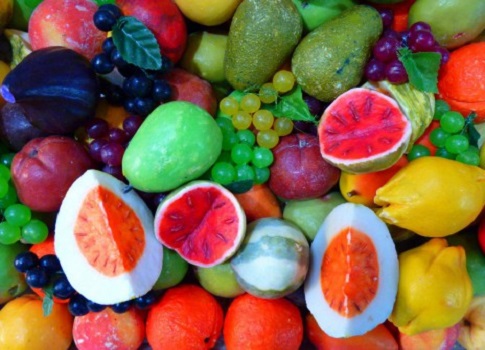 الفواكه هي جزء أساسي من النظام الغذائي المتوازن، حيث توفر العناصر الغذائية الحيوية مثل الفيتامينات والمعادن، إلى جانب السكريات الطبيعية