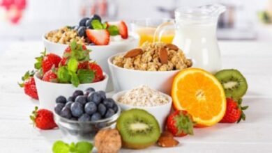 ينصح الخبراء بشدة بتضمين الشوفان في وجبة الفطور اليومية للحصول على وجبة مغذية تعزز الصحة العامة. يُعتبر من مصادر الغذاء المتوازنة والغنية