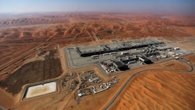 قال أمين الناصر الرئيس التنفيذي لعملاق النفط الحكومي السعودي 'أرامكو' اليوم الأحد إن الشركة وقعت عقود المرحلتين الثانية