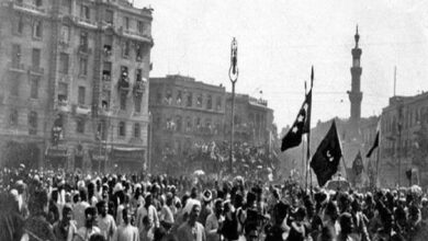 1935/11/13 - اندلاع انتفاضة شعبية في مصر ضد الاحتلال البريطاني والحكومة التي يرأسها محمد توفيق نسيم باشا.