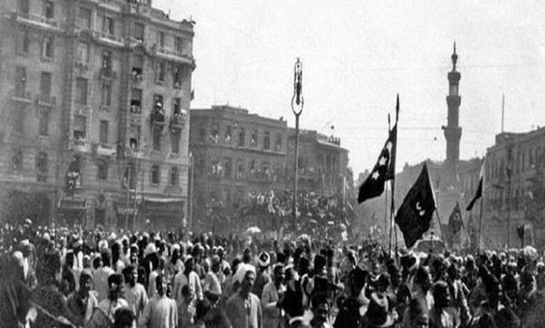 1935/11/13 - اندلاع انتفاضة شعبية في مصر ضد الاحتلال البريطاني والحكومة التي يرأسها محمد توفيق نسيم باشا.