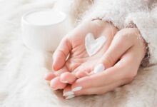أفضل طرق طبيعية لتقشير اليدين واستعادة نعومتهما: وداعاً للجفاف... يداك جزء أساسي من جمالك وعنايتك بنفسك، فهما تتعرضان يوميًا