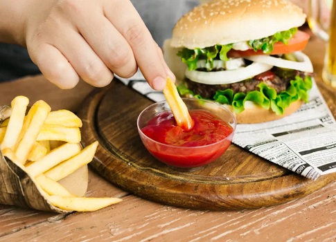 صوص الكاتشب أصبح أحد مكونات السفرة الأساسية، لا سيّما مع الوجبات السريعة، مثل البطاطس المقلية
