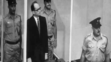 من عملاء الموساد يختطفون النازي أدولف أيخمان من العاصمة الأرجنتينية بوينس آيرس.