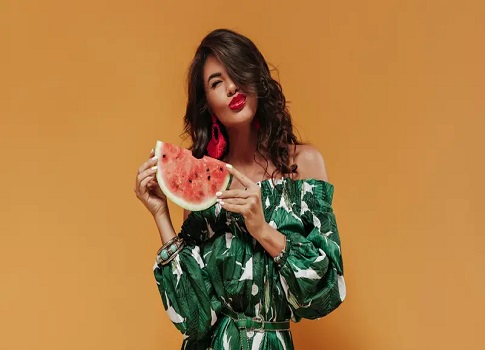 استطاع البطيخ أن يثبت نفسه على أنه المكوّن الطبيعي الأكثر انتعاشاً في المجال التجميلي، فهو غني بمضادات الأكسدة