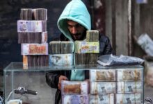 قالت ثلاثة مصادر إن سوريا تخطط لطباعة عملة جديدة في الإمارات وألمانيا بدلا من روسيا، مما يعكس تحسنا سريعا في العلاقات مع دول الخليج والغرب.