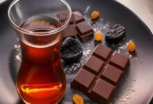 أفادت دراسة جديدة أن تناول الشوكولاتة وشرب الشاي معاً قد يكون مفيداً لصحة القلب والأوعية الدموية، ما يؤدي إلى خفض ضغط الدم.