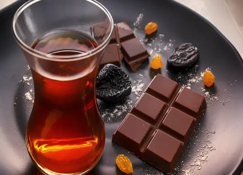 أفادت دراسة جديدة أن تناول الشوكولاتة وشرب الشاي معاً قد يكون مفيداً لصحة القلب والأوعية الدموية، ما يؤدي إلى خفض ضغط الدم.