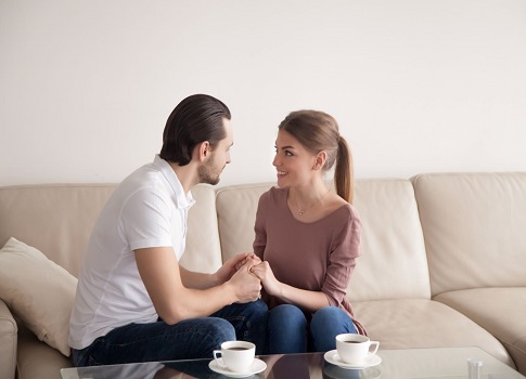 الحوار هو مفتاح حل الخلافات الزوجية، فإذا تم استخدامه بشكل صحيح، فإنه يمكن أن يعزز العلاقة الزوجية