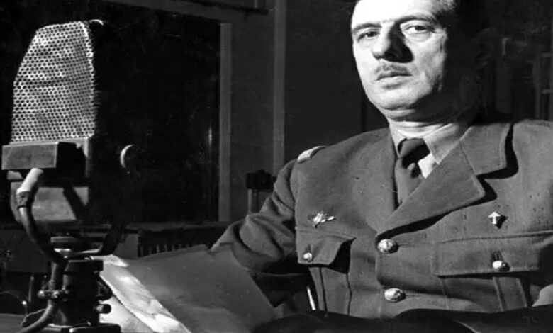 الجنرال شارل ديغول يخاطب الشعب الفرنسي من راديو لندن وذلك بعد الاحتلال الألماني لفرنسا.