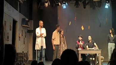 حاول المخرج الشاب محمد حميرة تقديم نموذج مسرحي مختلف على خشبة مسرح القباني، فاستند في محاولته على نص للكاتب الراحل فؤاد حميرة