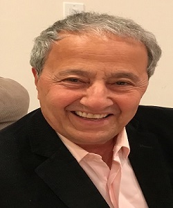 وجه يُرسَم .. و قدم توقّع.. على الرصيف البحري لمدينة اتلانتك سيتي، في ولاية نيوجرسي الامريكية، صبية في العشرينات من عمرها ،