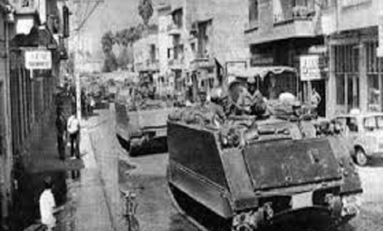 الجيش التركي يغزو الجزء الشمالي من جزيرة قبرص بعد تسعة أيام من الانقلاب العسكري الموالي لليونان.