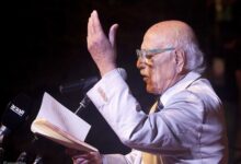 أصعب ما في الكتابة عن طلال حيدر أنك لا تستطيع ضبطه متلبساً في حالة هدوء، أو وضعية ثابتة، لكي تستطيع القبض على ملامحه.