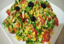 سلطة الخيار والذرة .. نكهة صيفية منعشة وفوائد صحية متعددة,,, مع ارتفاع درجات الحرارة في فصل الصيف، يبحث الكثيرون عن أطباق خفيفة